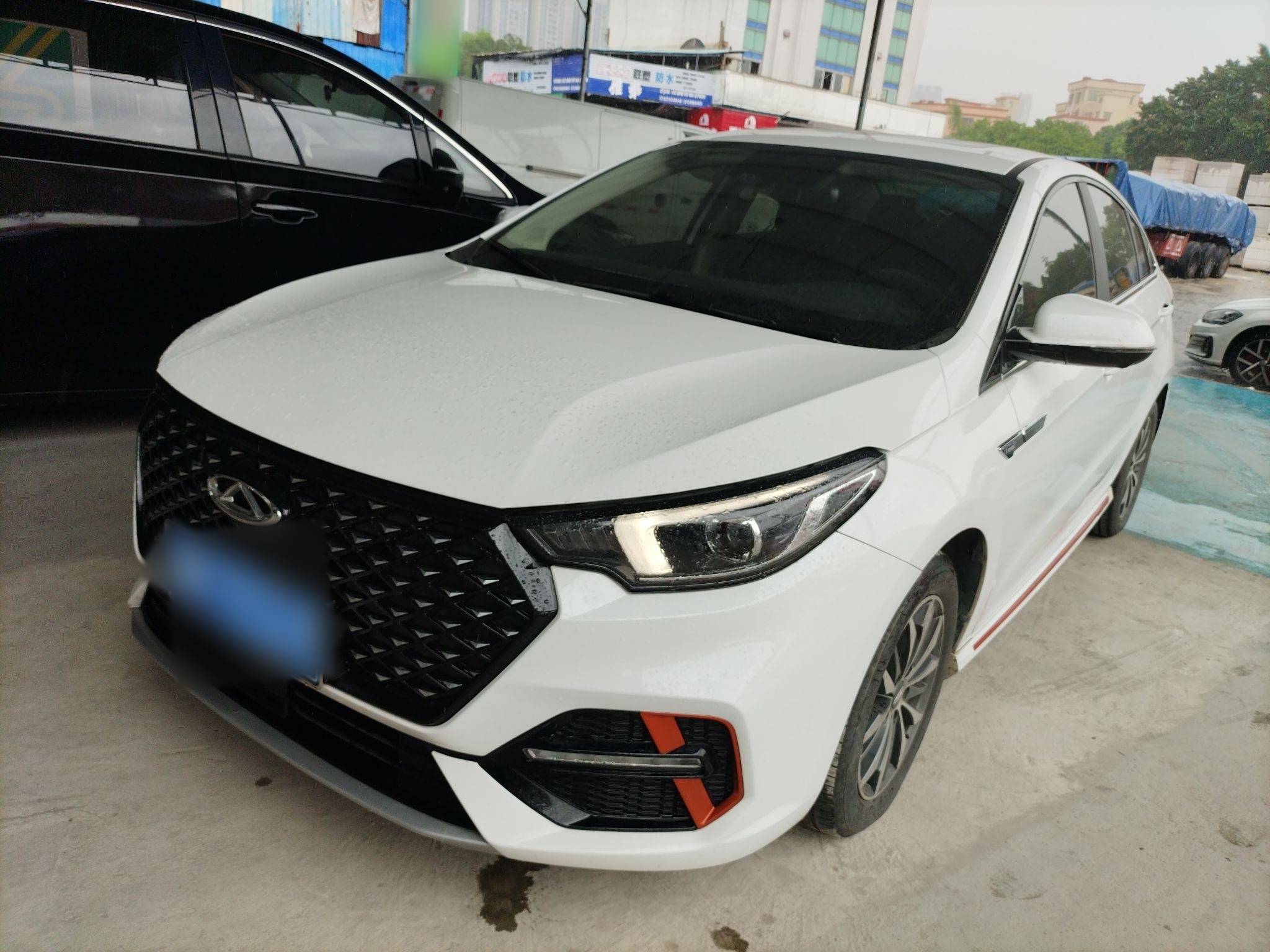 Под передней частью автомобиля