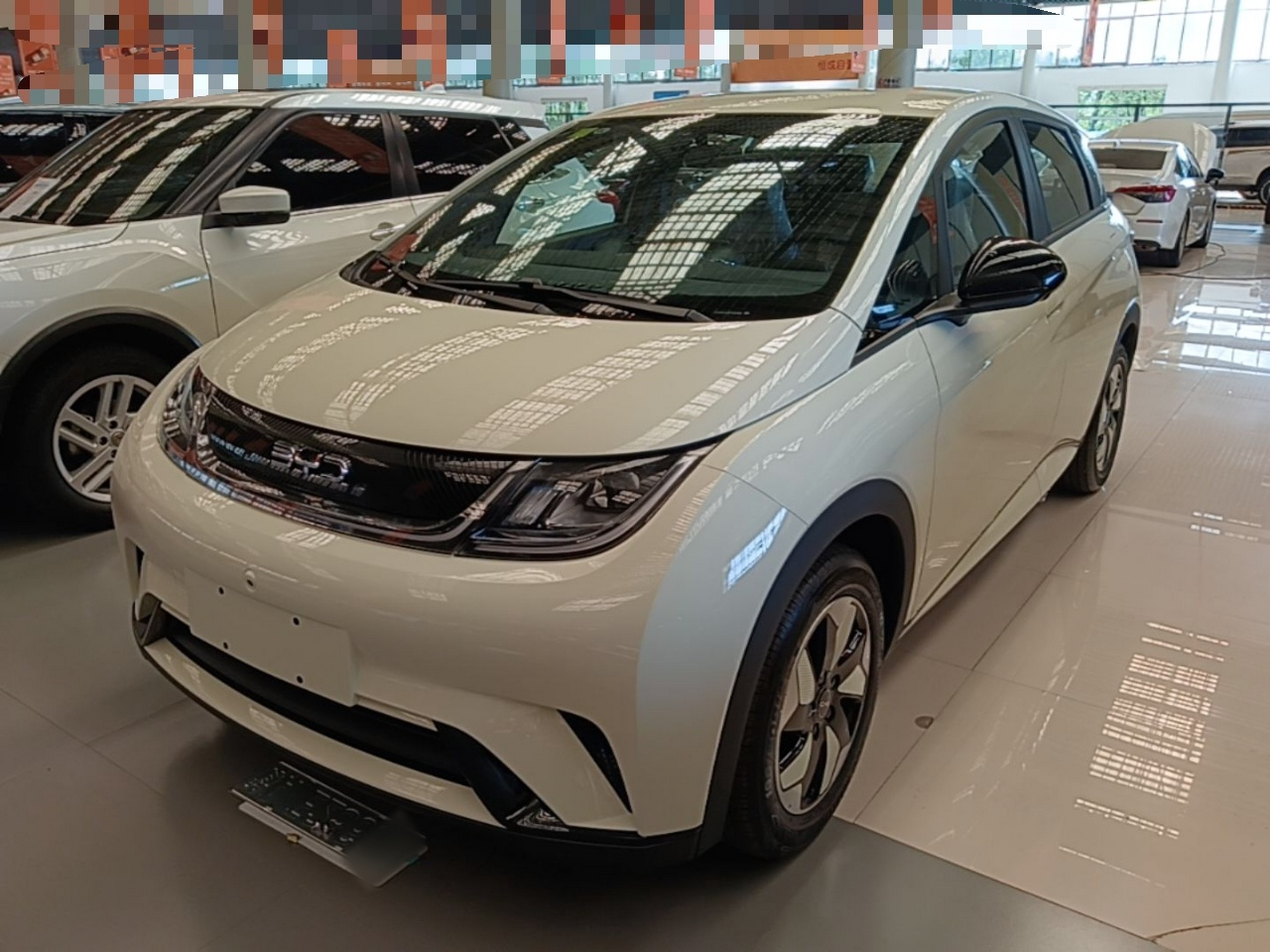 Unter der Vorderseite des Autos