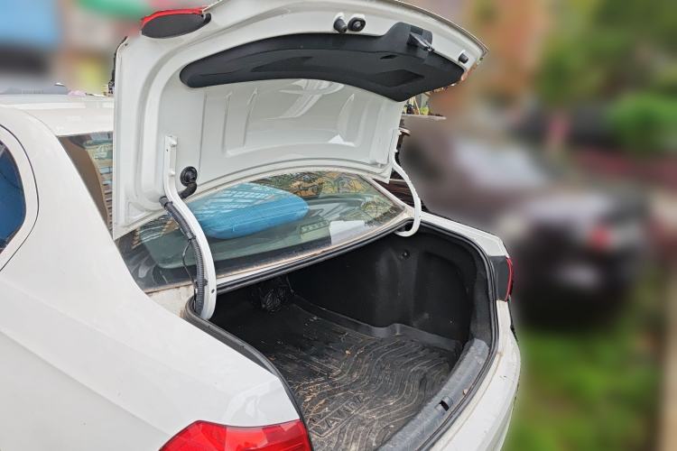 Used Volkswagen Lavida 2015 1.6L Automatic Fashion Edition Trunk