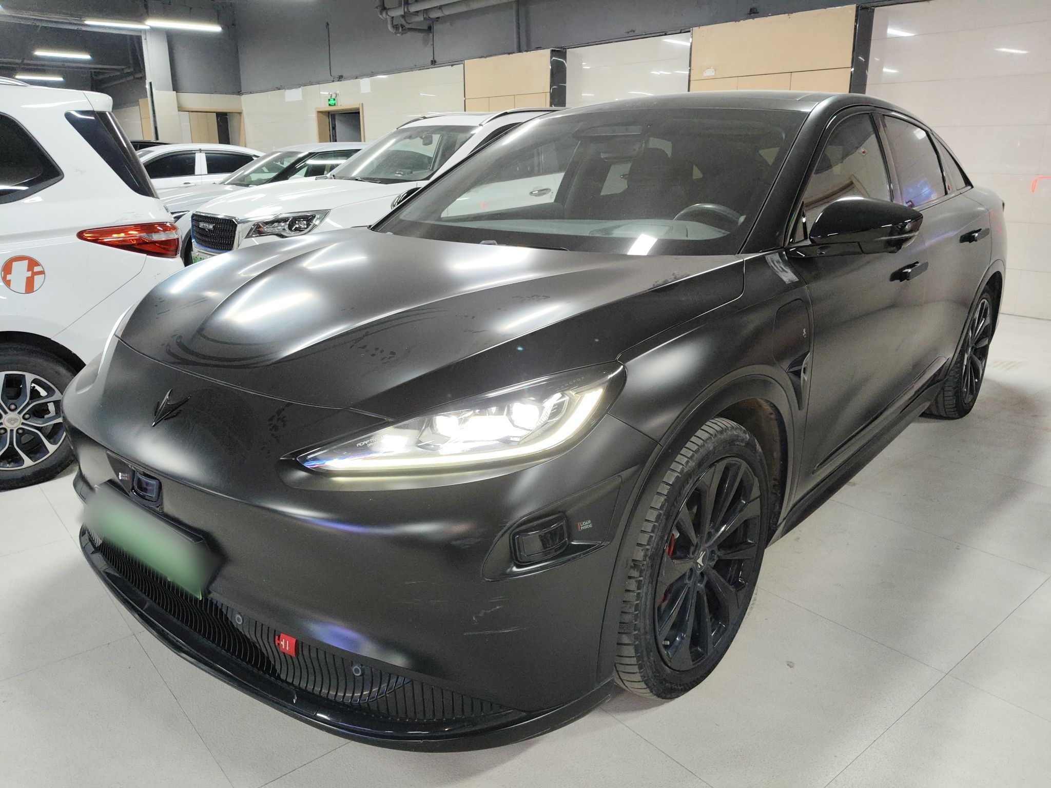 تحت مقدمة السيارة