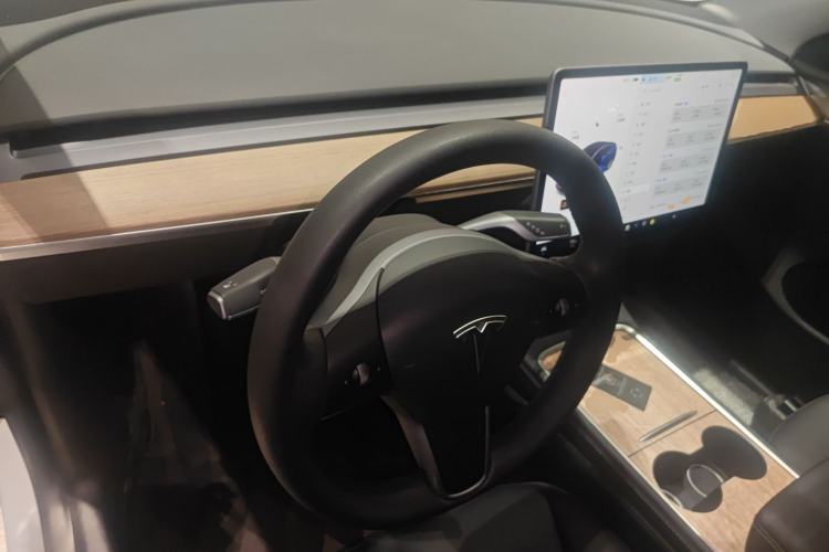 Used Tesla Model Y 2021 Standard Range Rear-Wheel Drive Version Center Console