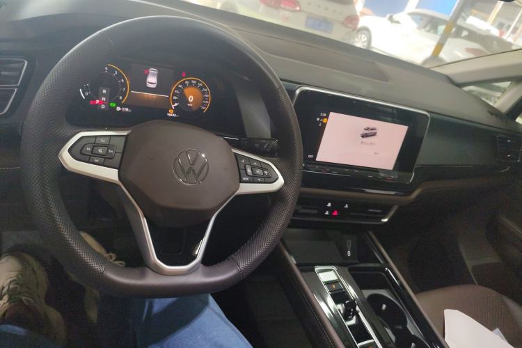 Used Volkswagen Viloran 2024 330TSI Business Edition Center Console