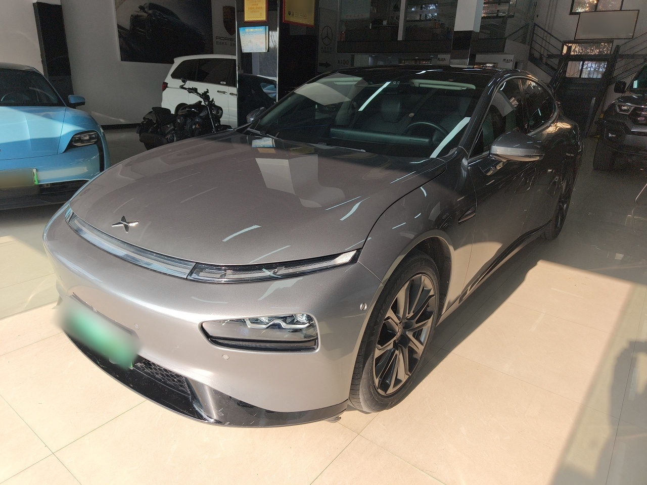 تحت مقدمة السيارة