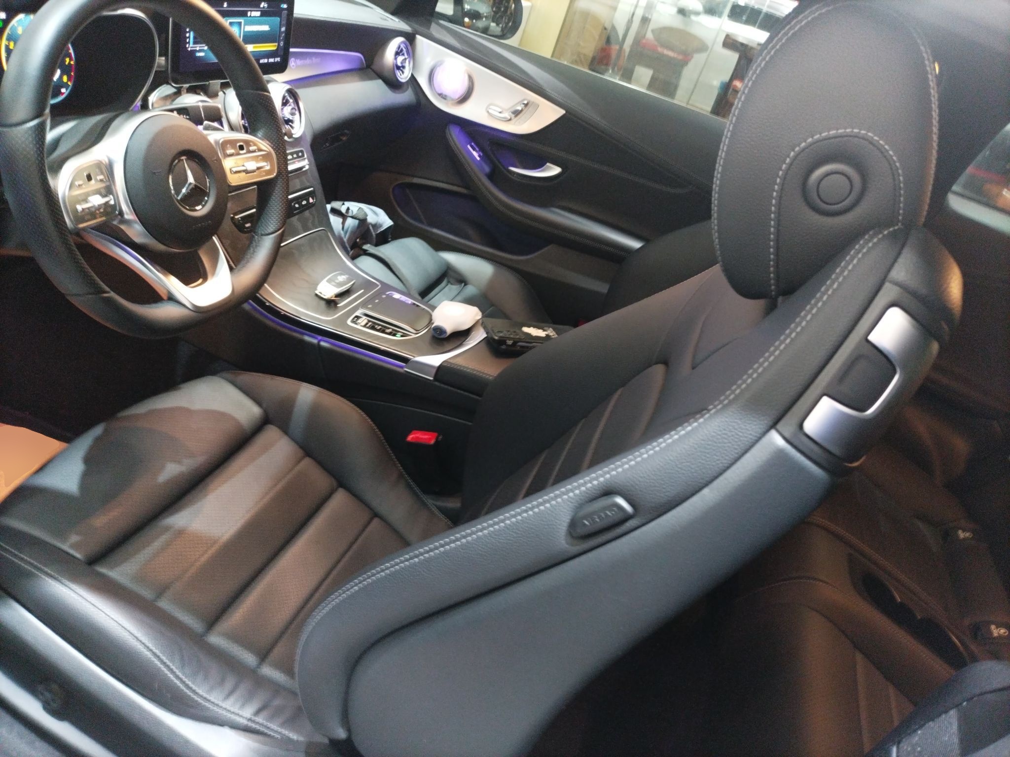 Переднее сиденье в автомобиле