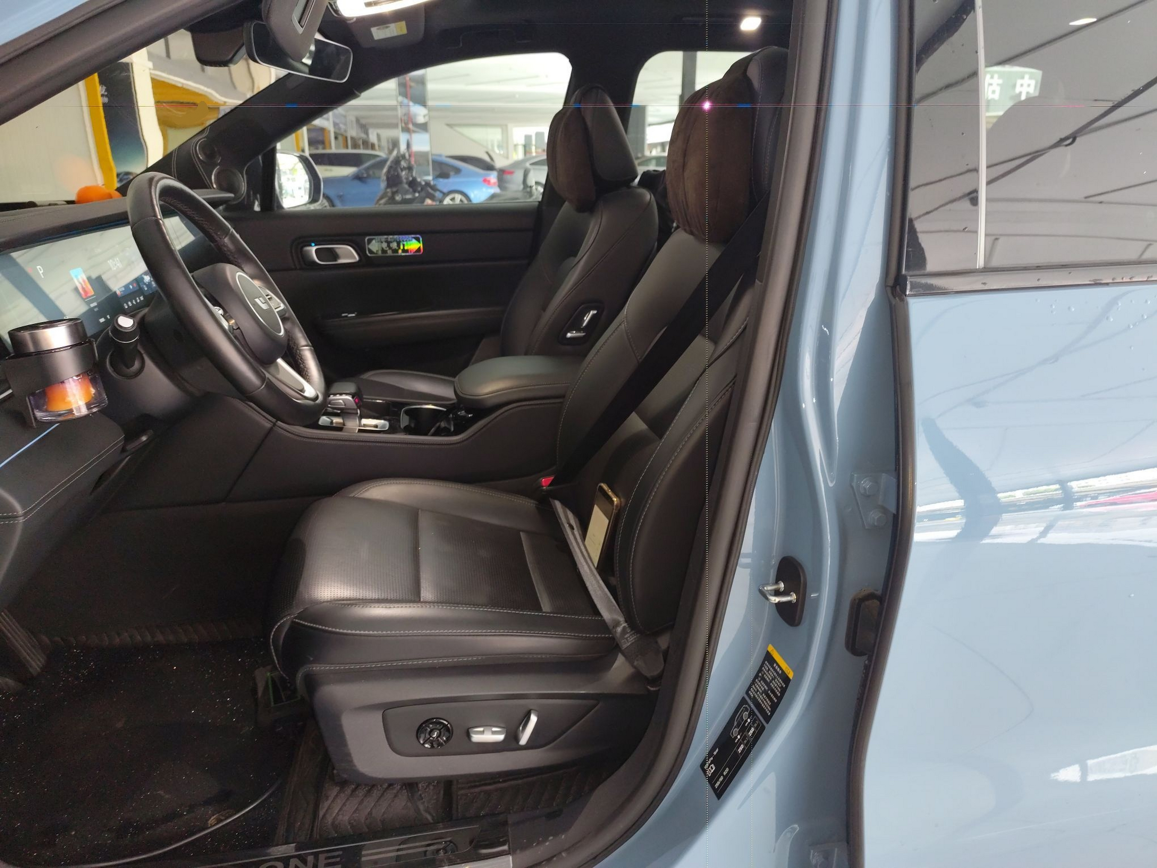 Переднее сиденье в автомобиле