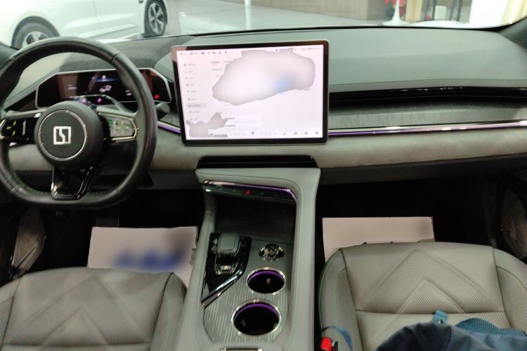 Used Zeekr 001 2023 WE Edition 86 kWh Center Console