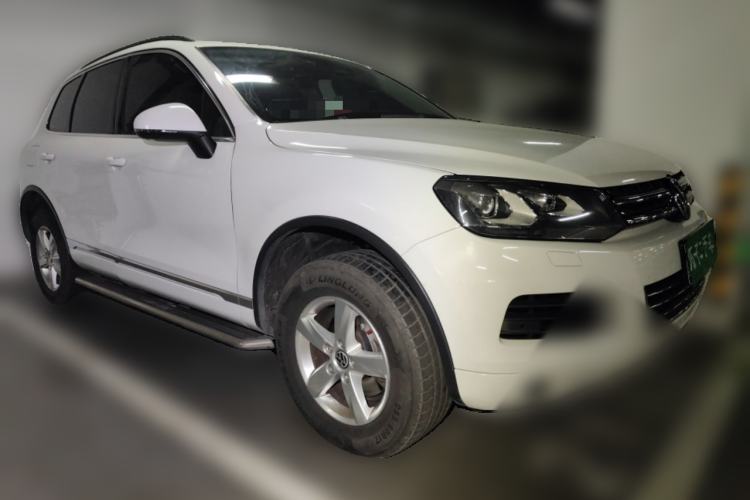 Used Volkswagen Touareg 2015 3.0 TSI Comfort Model Front Right 45 Deg