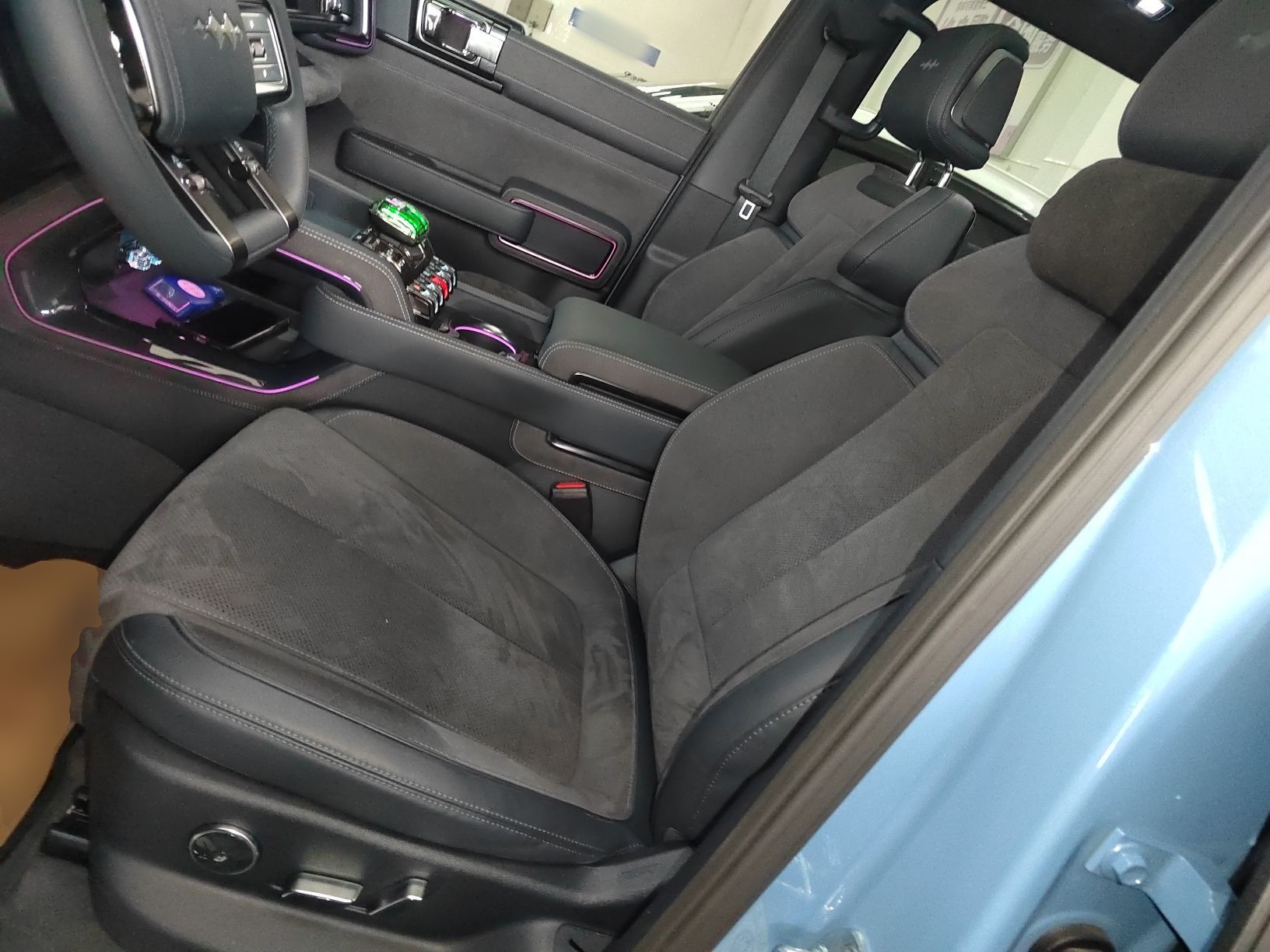 Переднее сиденье в автомобиле