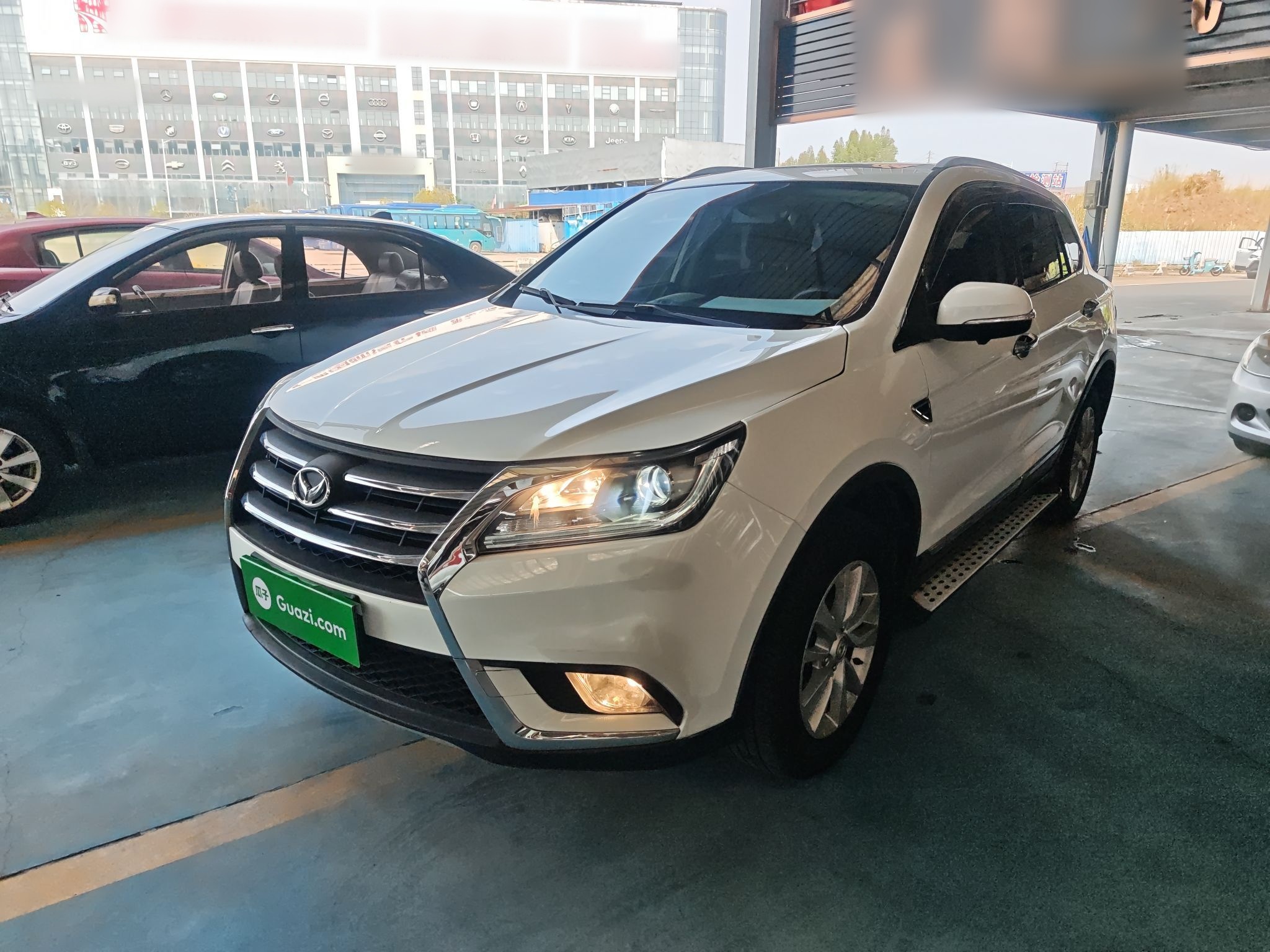 Под передней частью автомобиля