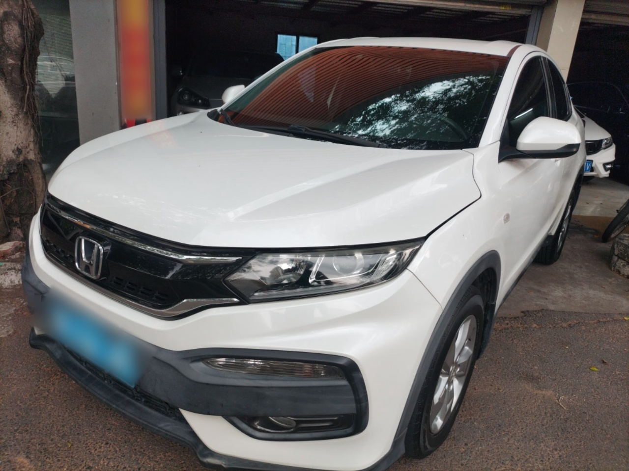 Под передней частью автомобиля