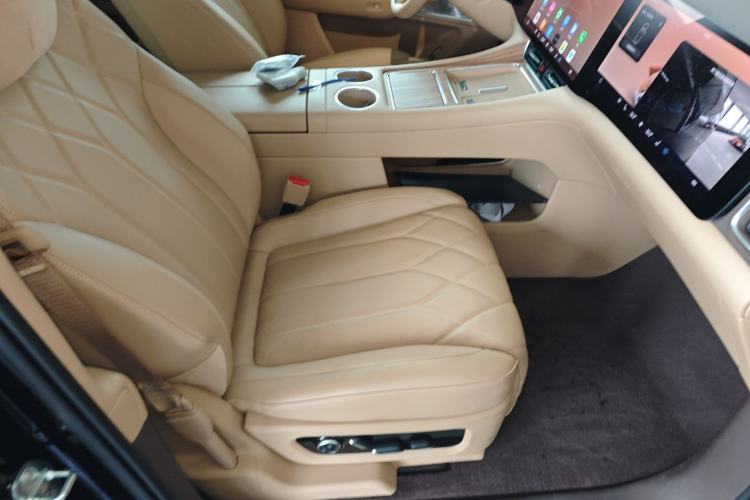 Used Hima AITO M8 2025 Extended-Range Ultra Version 53.4 kWh 6-Seater Edition Right Front Seat