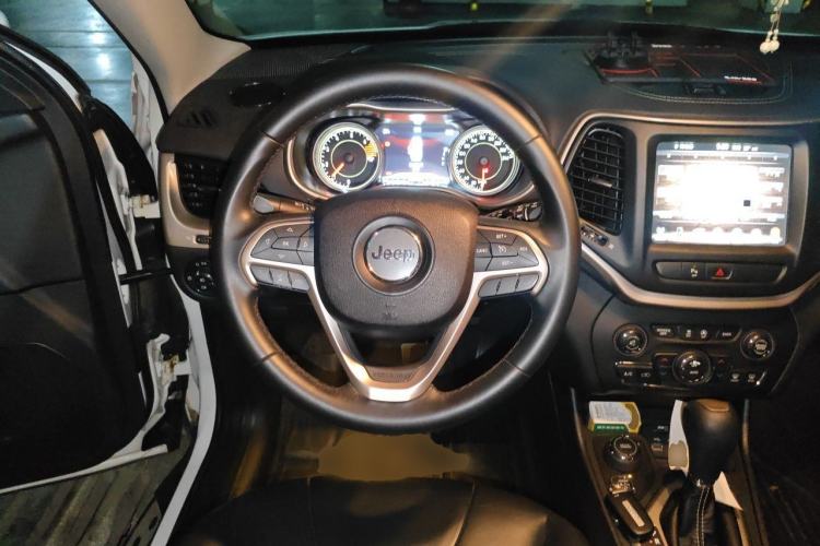Used Jeep Cherokee 2016 2.4L Professional Smart Version
