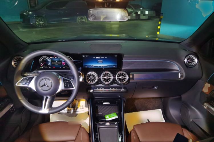 Used Mercedes-Benz GLB 2025 GLB 220 4MATIC Center Console