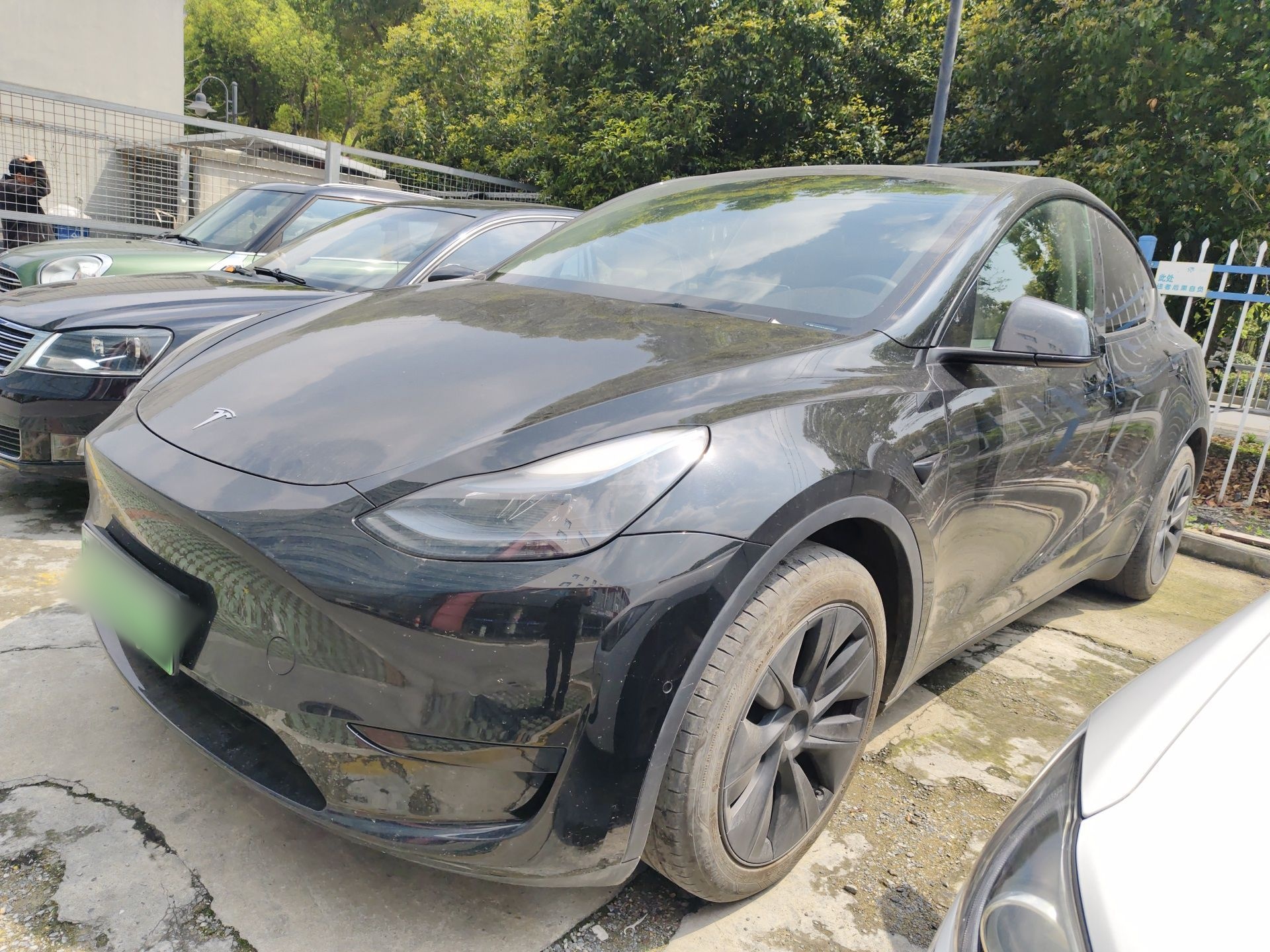 Под передней частью автомобиля