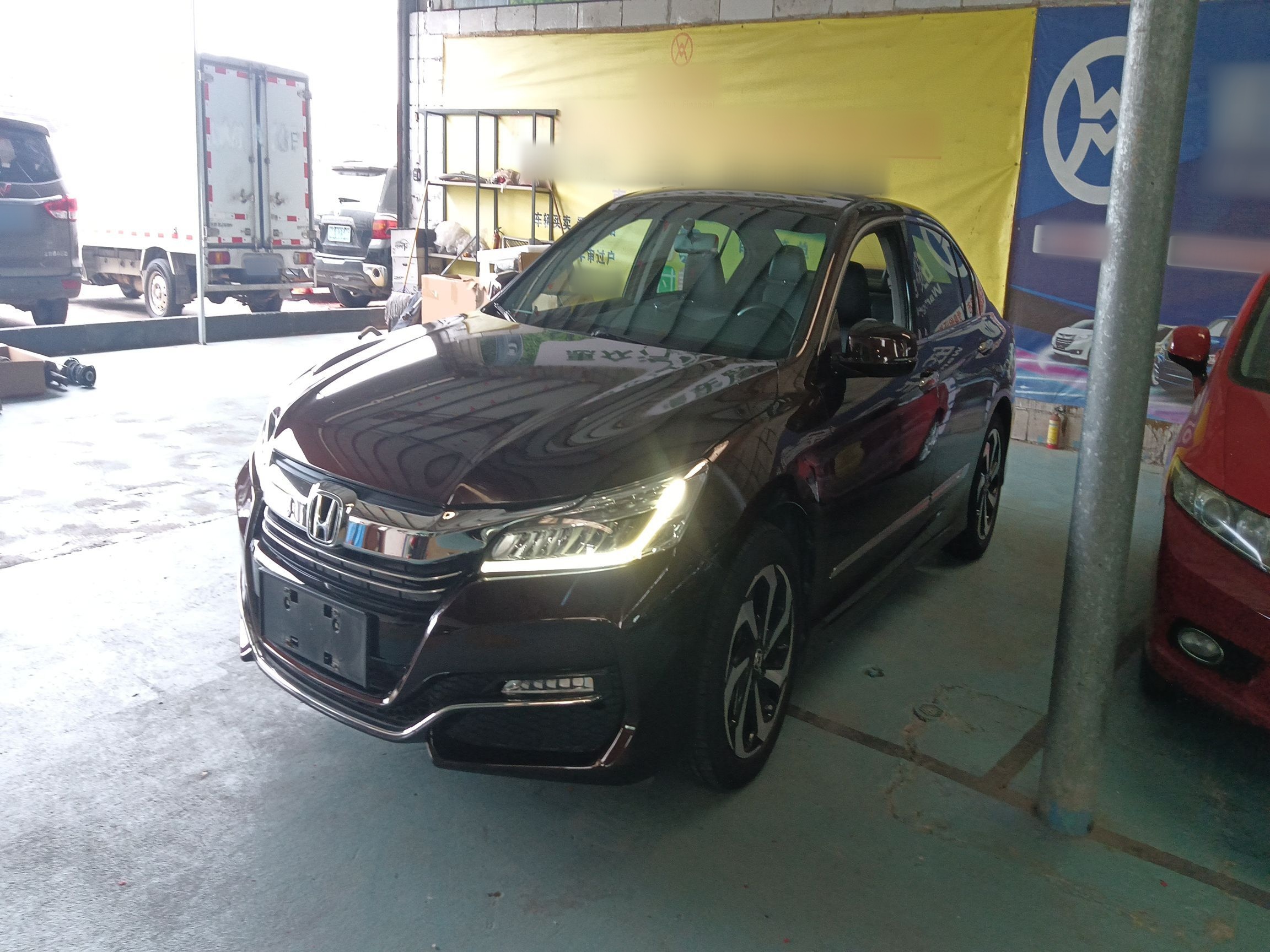 تحت مقدمة السيارة