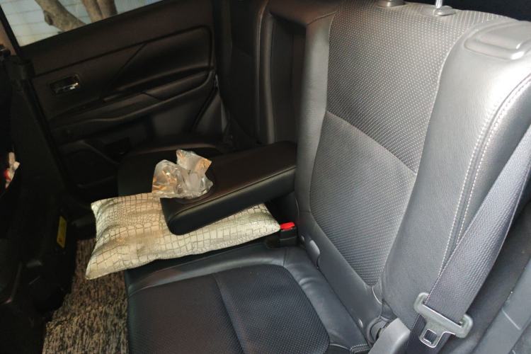 Used Mitsubishi Outlander 2016 2.4L 4x4 Elite Edition 7-Seater Left Rear Seat