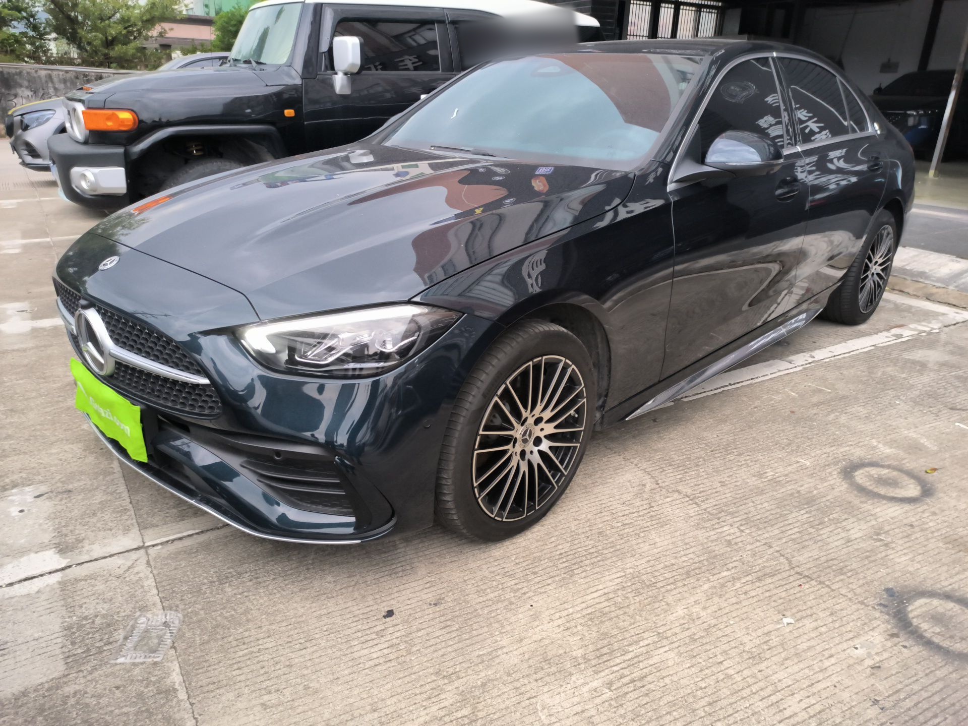 تحت مقدمة السيارة