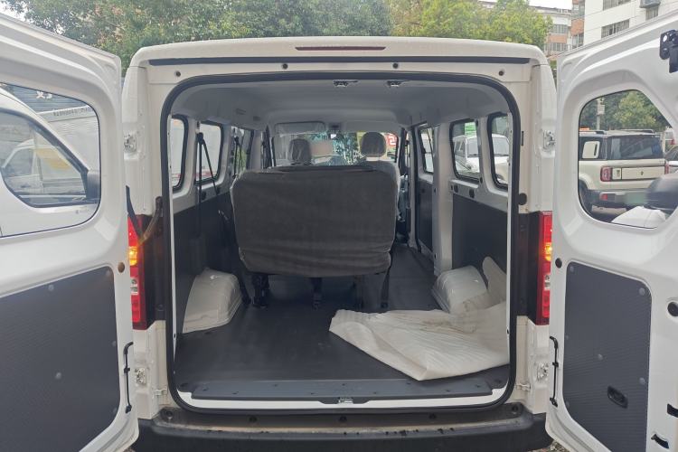 Used Wuling Yangguang 2024 300KM Comfort Version Passenger Van 75kW