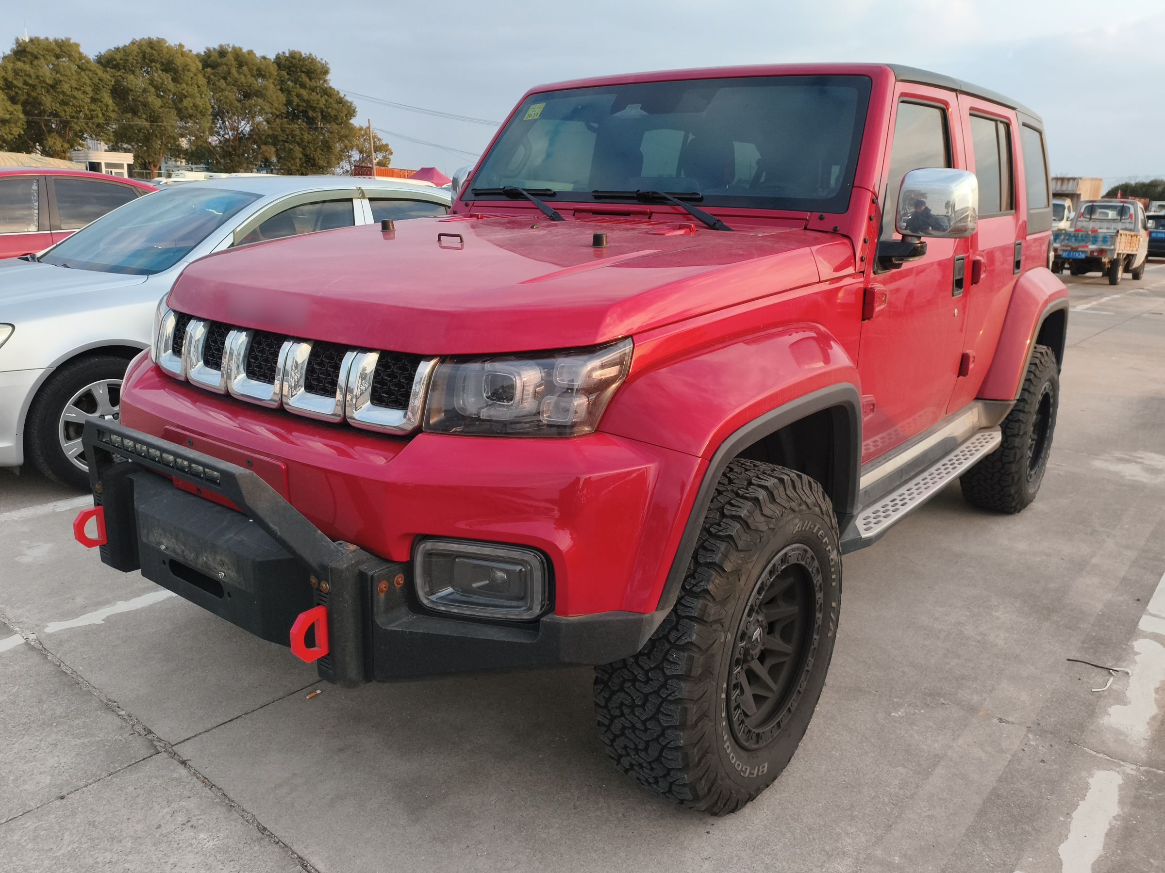 Под передней частью автомобиля