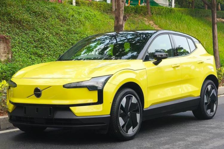 Used Volvo EX30 2025 Rear-Drive Long-Range Version Ultra