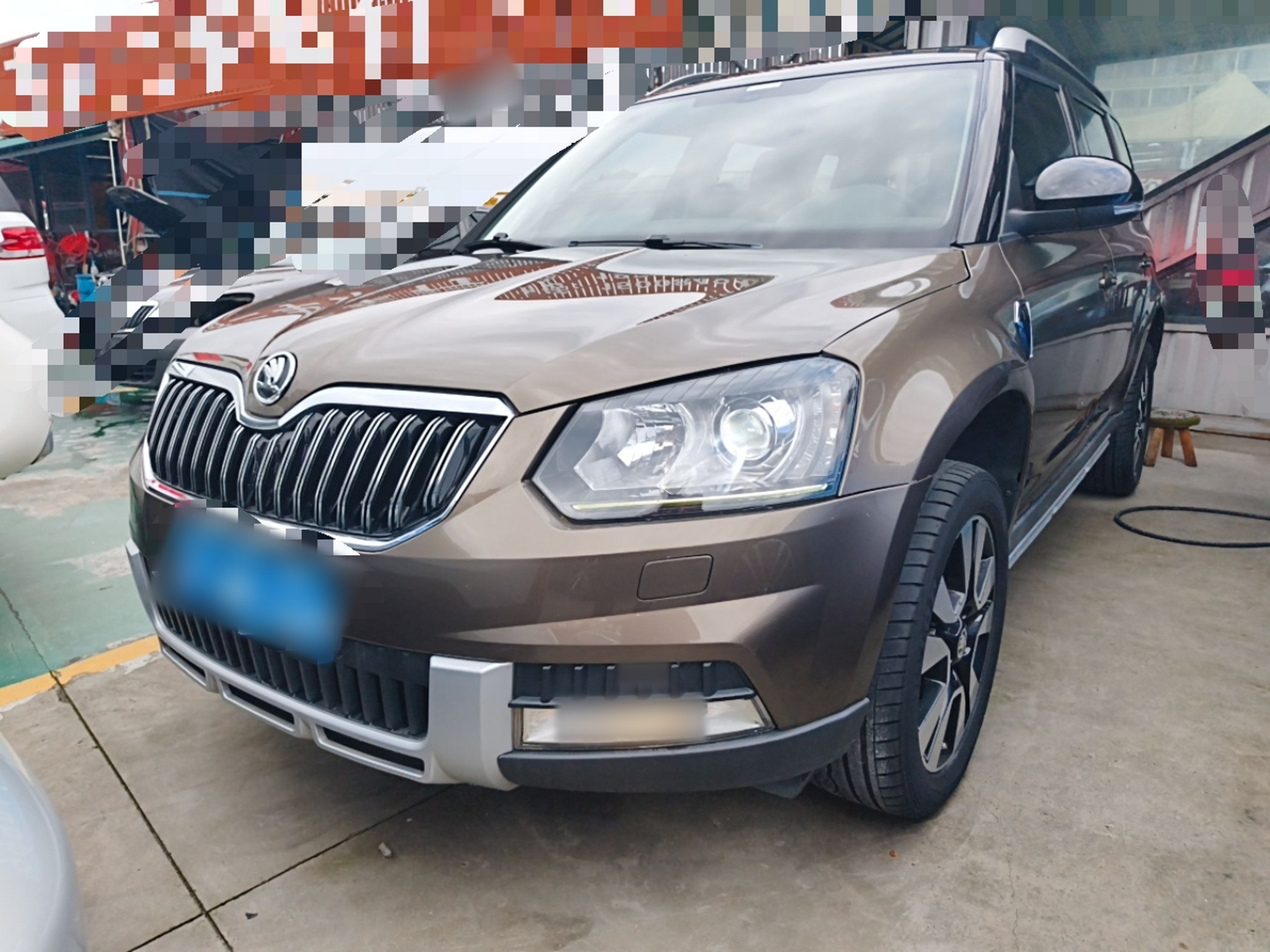 Под передней частью автомобиля