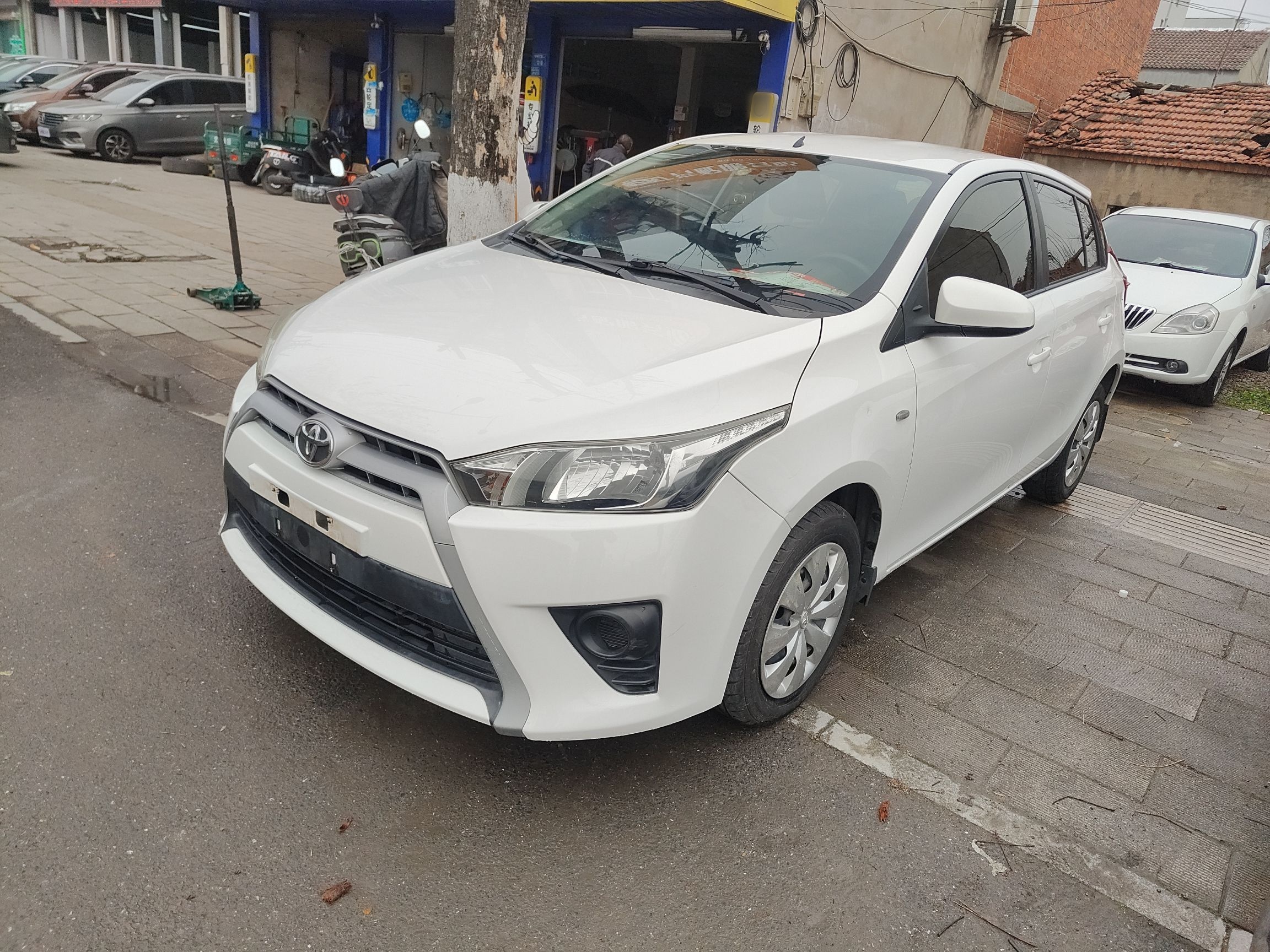 تحت مقدمة السيارة