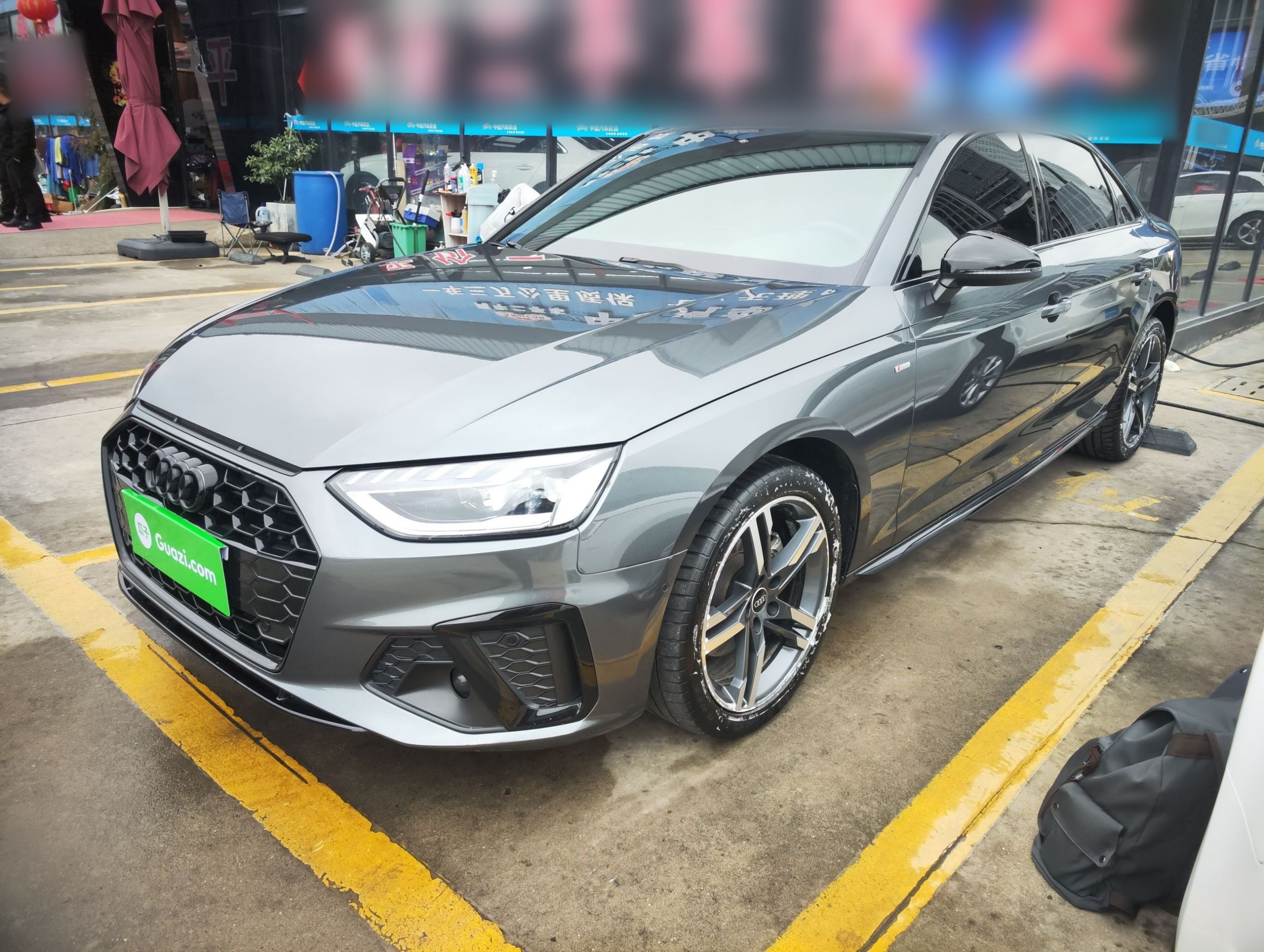 تحت مقدمة السيارة