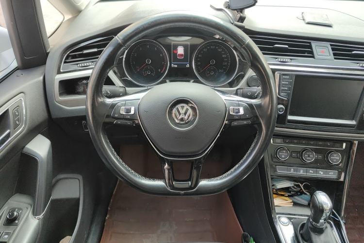 Used Volkswagen Touran 2018 Volkswagen Touran L 280TSI DSG Luxury Edition 7 Seats Steering Wheel