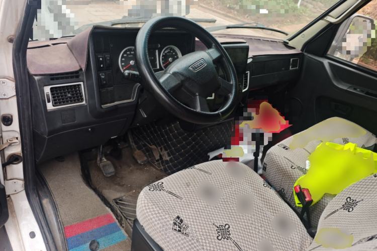 Used Iveco Daily 2021 2.5T V35 2-3 Seater Short Wheelbase Mid-Roof Design Dual Tires Manual Doors
