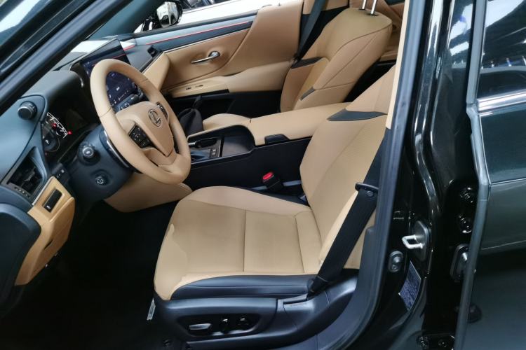 Used Lexus ES 2025 300h Deluxe Edition
