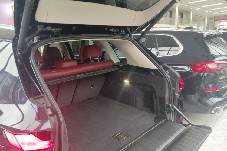 Used BMW X5 2023 xDrive 30Li Luxury M Sport Package
