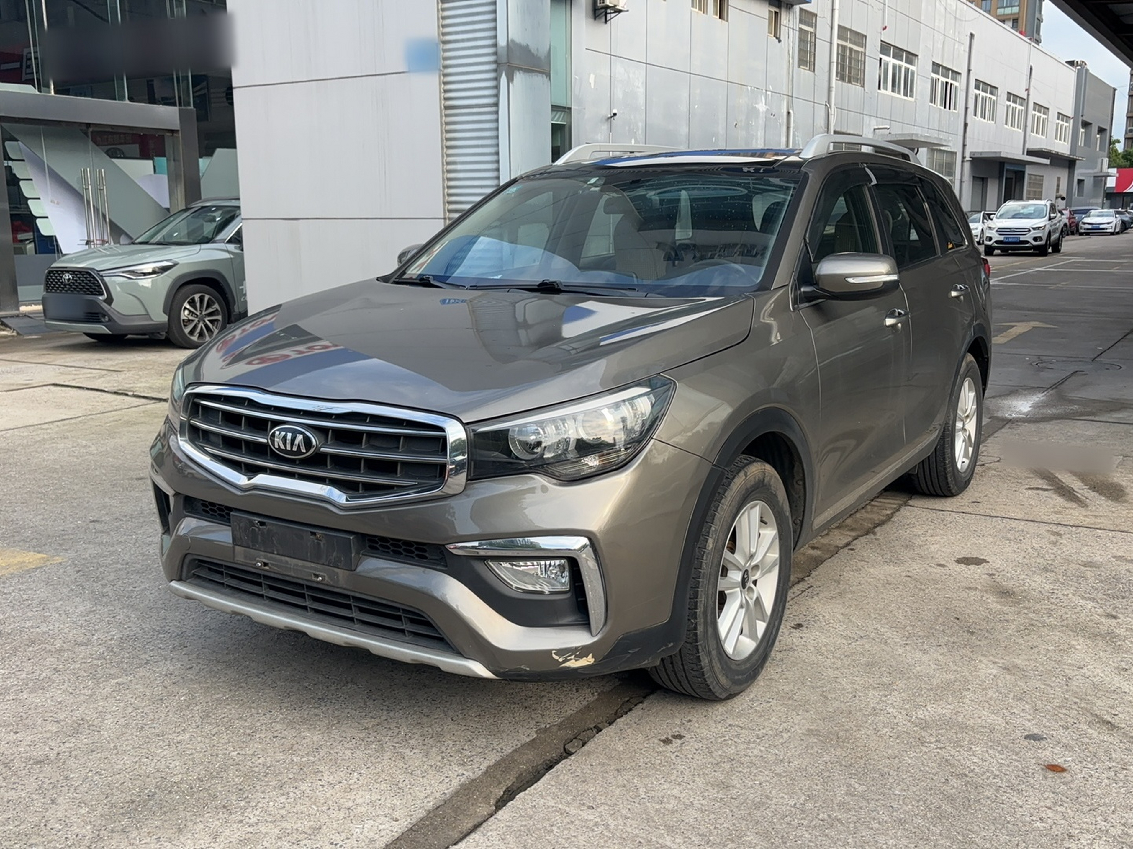 Под передней частью автомобиля