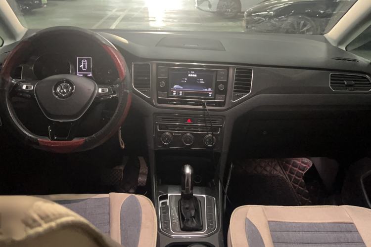 Used Volkswagen Golf Sportsvan 2018 2nd Anniversary Edition 230TSI Automatic Trendy Version Center Console