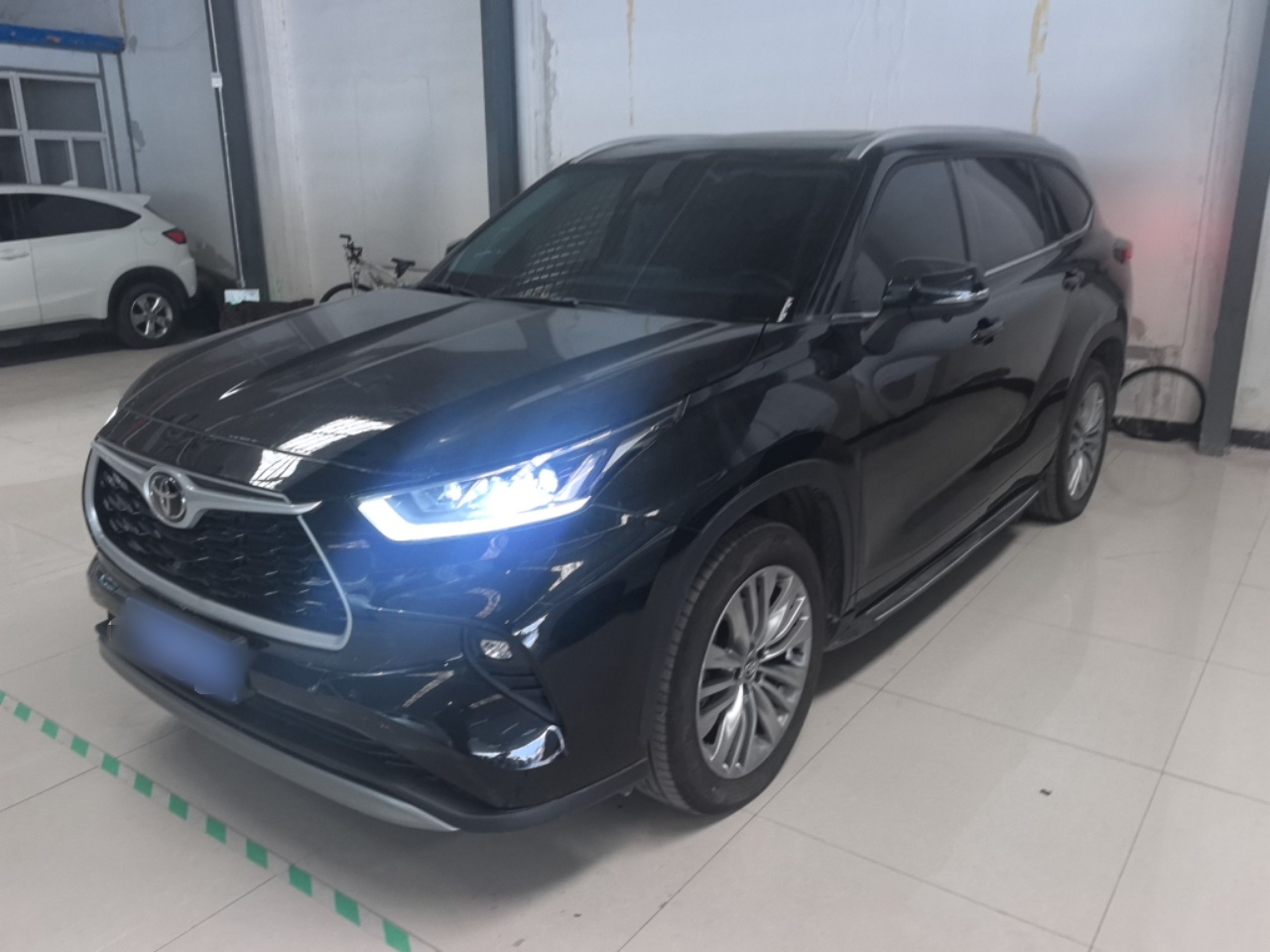 Под передней частью автомобиля