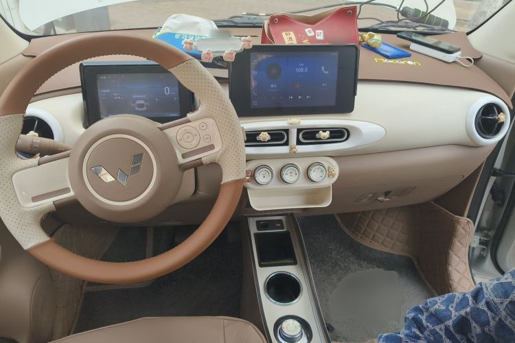 Used Wuling Hongguang MINIEV 2025 Four-Door Version Zhenxiang+ Edition Center Console