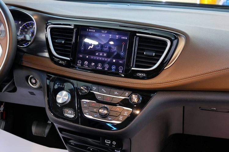 Used Chrysler Grand Voyager 2017 3.6L Premium Edition
