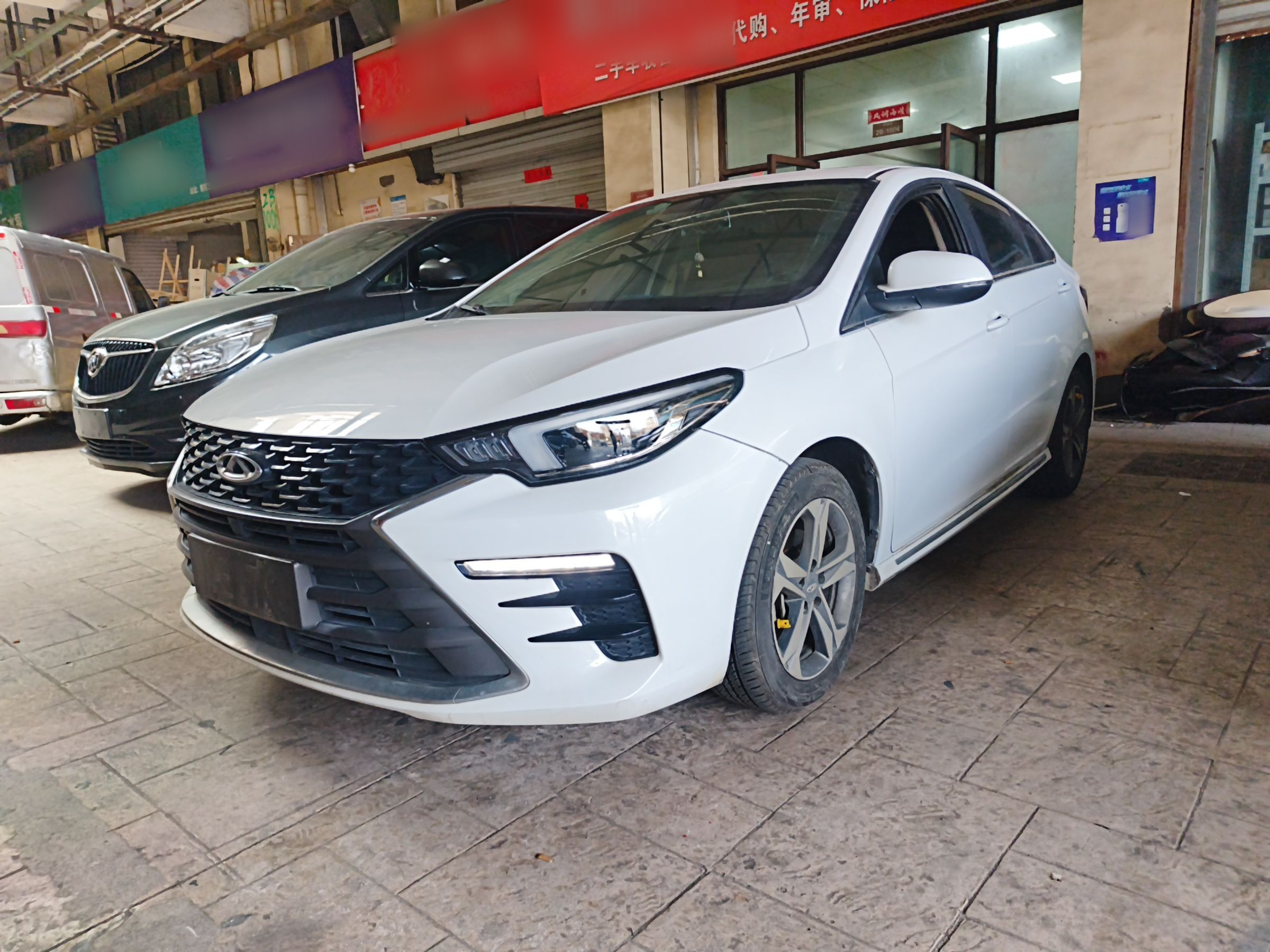 تحت مقدمة السيارة