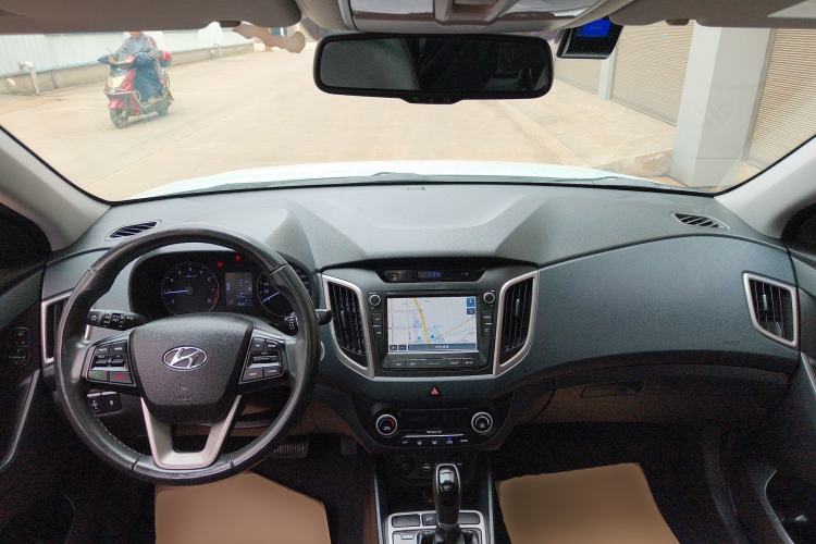 Used Hyundai ix25 2015 1.6L Automatic Two-Wheel-Drive Deluxe DLX Model Center Console