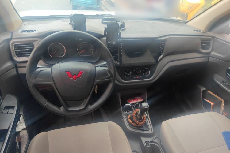 Used Wuling Hongguang V 2022 1.5L Jingqu Edition Electric-Assist LAR Center Console