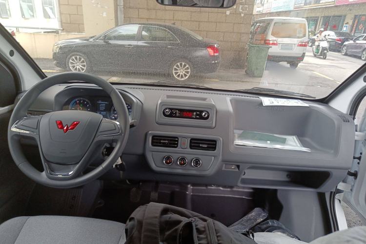 Used Wuling Yangguang 2024 300KM Comfort Version Passenger Van 75kW