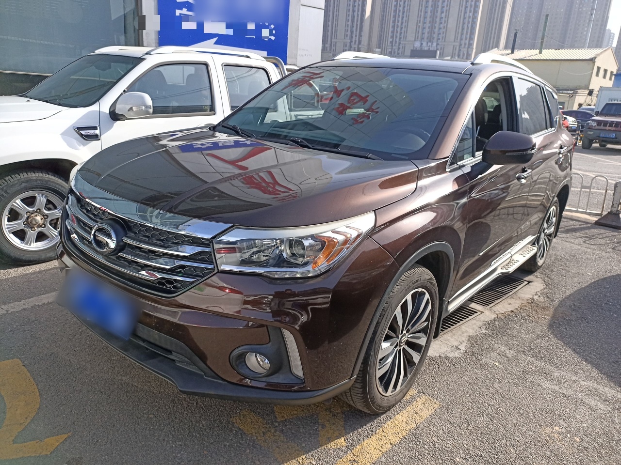 Под передней частью автомобиля