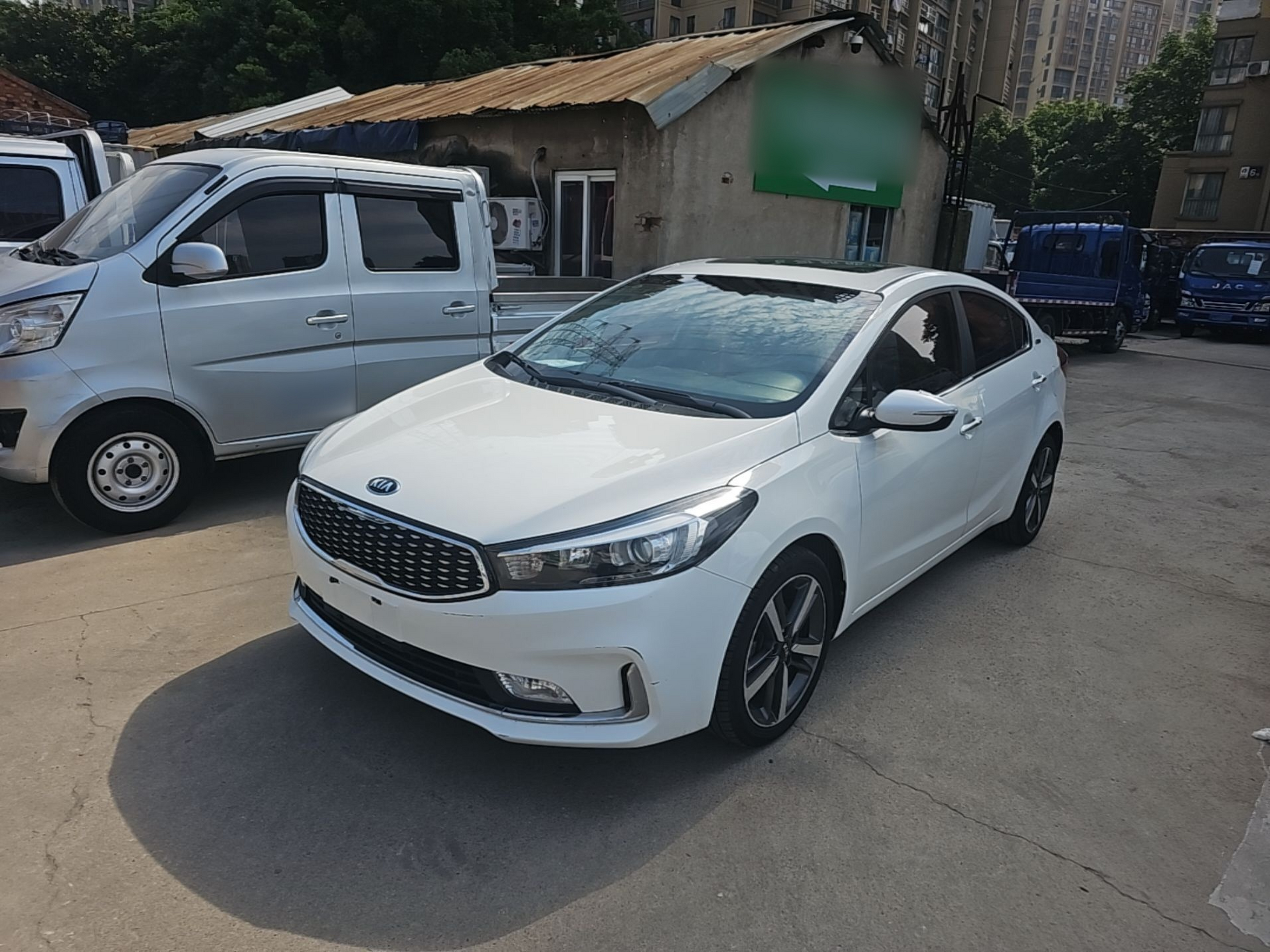 Под передней частью автомобиля