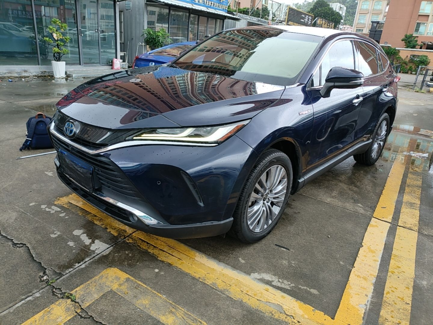 Под передней частью автомобиля