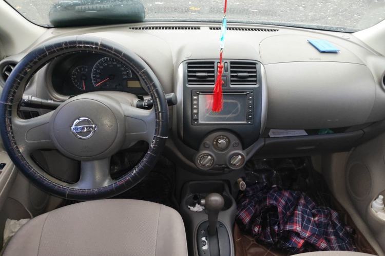 Used Nissan Sunny 2011 1.5XE CVT Comfort Edition Center Console