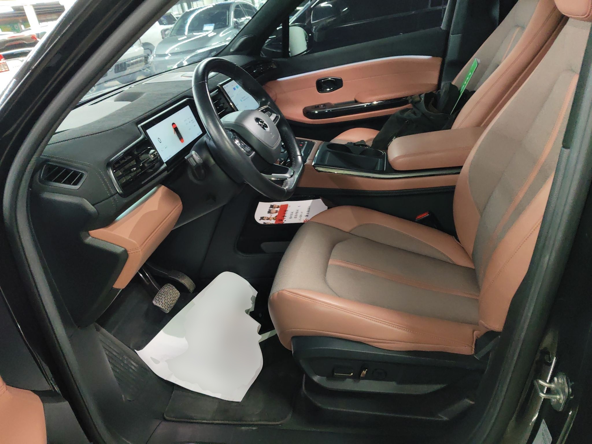 المقاعد الأمامية داخل السيارة