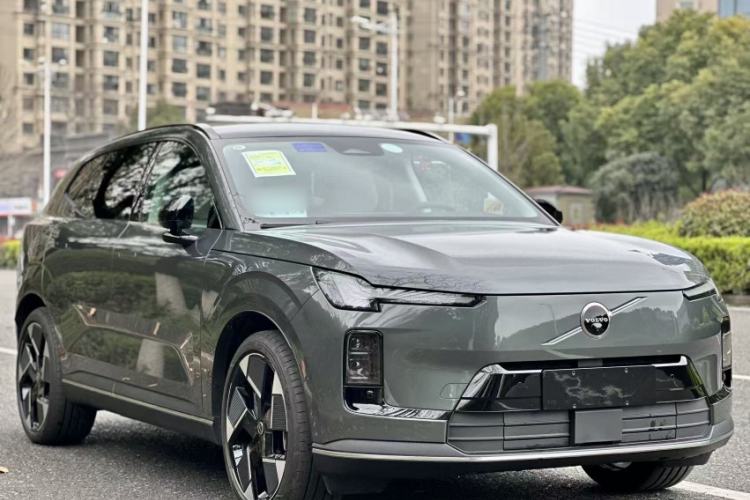 Used Volvo XC70 Plug-in Hybrid 2026 Model Four-Wheel Drive Long-Range Plus Exterior 3