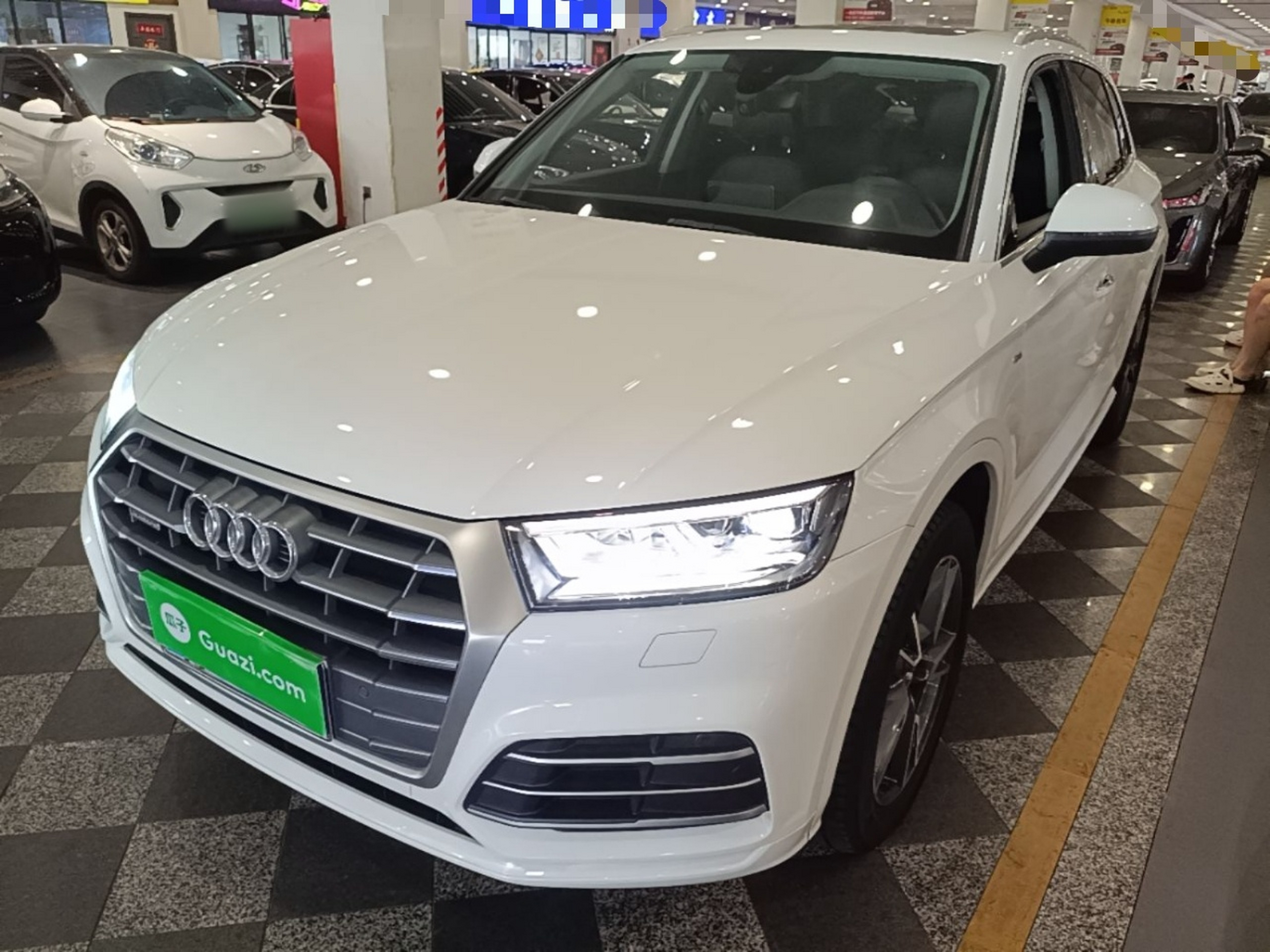Под передней частью автомобиля