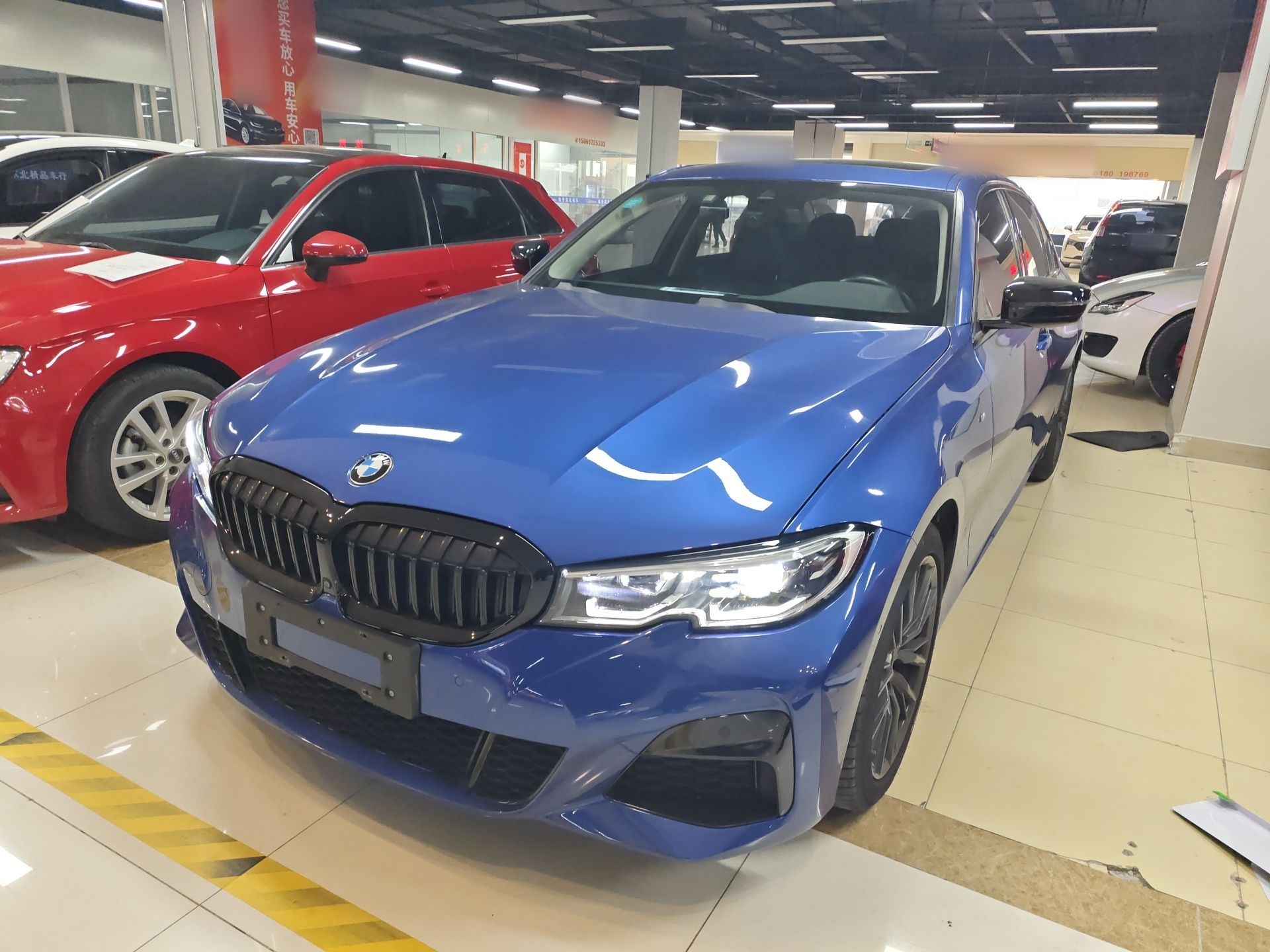 تحت مقدمة السيارة