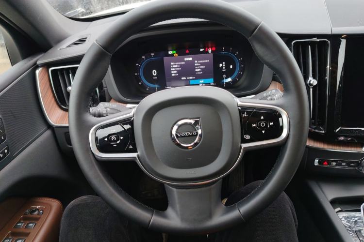 Used Volvo XC60 2024 B5 4x4 Smart Luxury Edition Steering Wheel