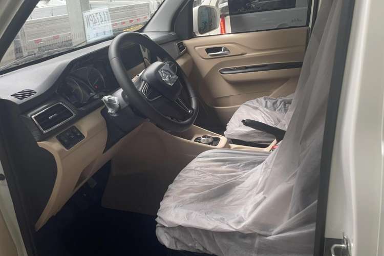 Used CHANGAN KUAYUE Xing V7 EV 2024 251 km Hatchback Luxury Version 7 Seats Interior 1